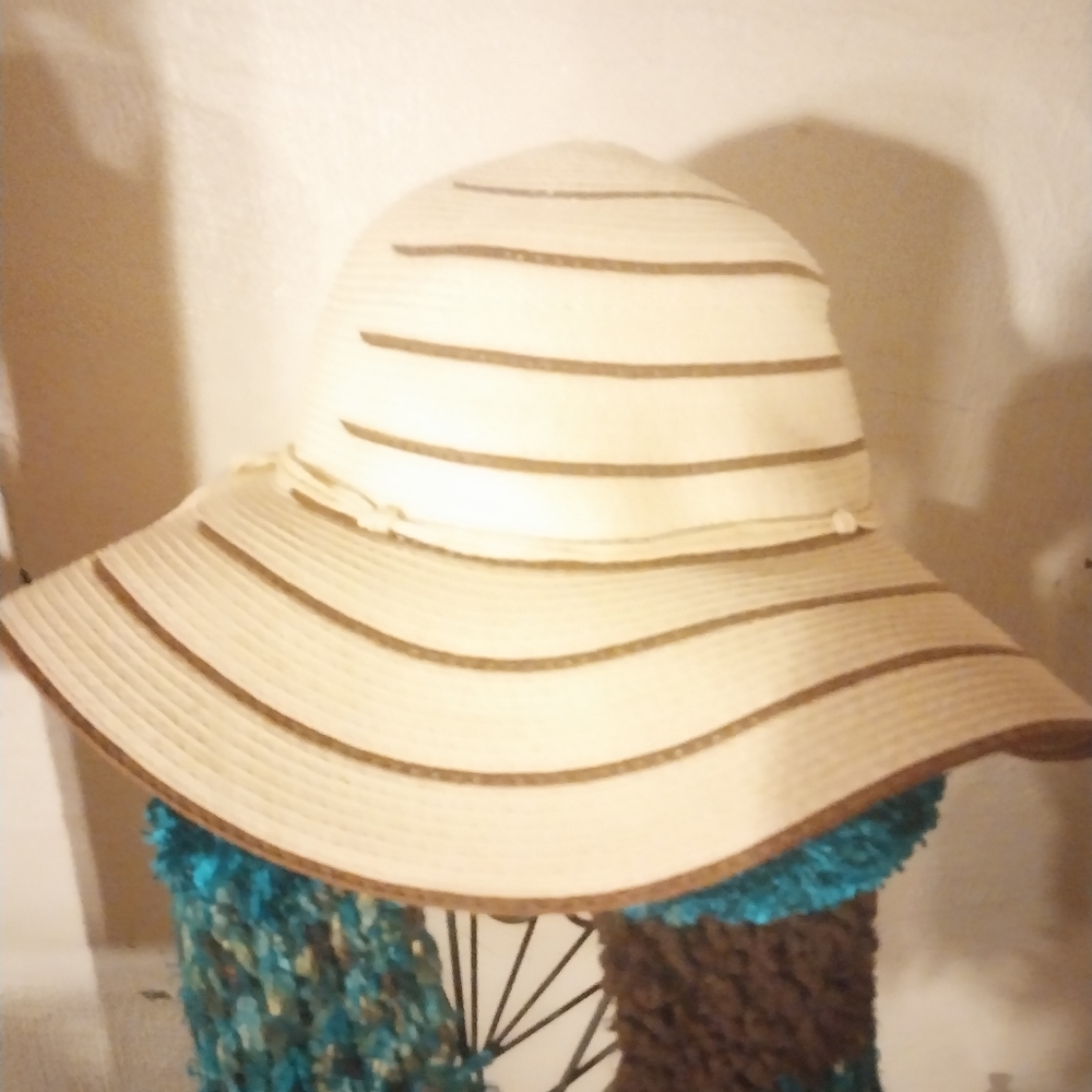 D&Y sun collection hats  ***comes with two hats one white and one off white**** - Picture 2 of 7